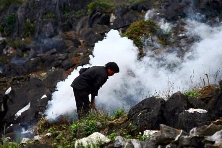 Travaux champêtre difficiles sur le plateau calcaire de Dong Van